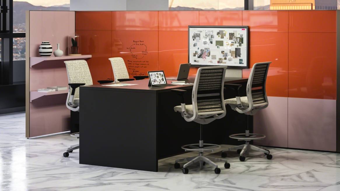 Collaborative space with a big table with media:scape technology, 4 black Thinks chairs
